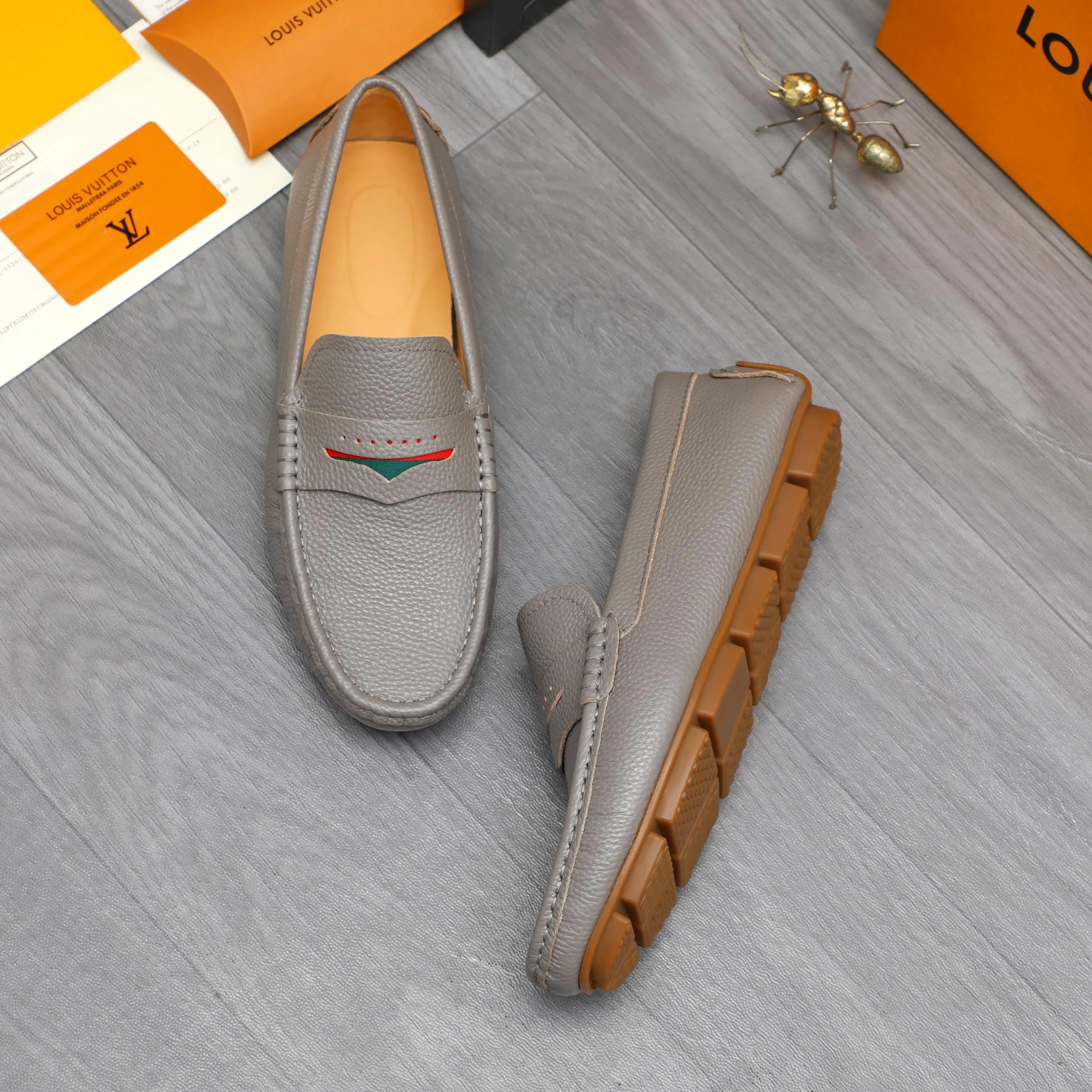 Men's shoes 💰360 Product trademark: LV "Louis Vuitton" casual slip-on men's shoes Regular size: 38-45 Product material: Selected pebbled cowhide upper, pigskin lining, rubber outsole